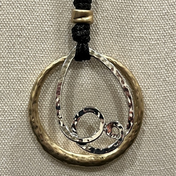 NWT Chico’s Elegant Black and Gold Pendant Necklace - Picture 2 of 5